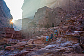 Die Felsenstadt Petra in Jordanien, Jungen bei der Besichtigung