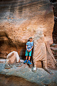 Die Felsenstadt Petra in Jordanien, Junge im Vordergrund