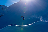 Powdern in Sölden, Skifahrer macht Salto, Tirol, Österreich