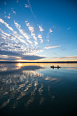 Abendliche Kanufahrt im Kanadier auf dem Starnberger See, Bayern, Deutschland