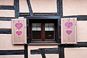 Fensterläden in Fachwerkhaus in Eguisheim im Elsass, Frankreich, Europa