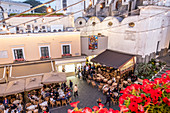 Blick auf die Piazetta und Cafes am Abend, Insel Capri, Golf von Neapel, Italien