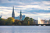 Blick über die Aussenalster auf das Rathaus, das Mahnmal St. Nikolai und die Elbphilharmonie in Hamburg, Norddeutschland, Deutschland