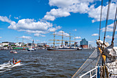 Blick vom Wasser auf den Hamburger Hafen und die Elbphilharmonie, Hamburg, Norddeutschland, Deutschland