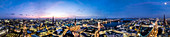 Panoramablick auf Hamburg zur blauen Stunde mit Elbphilharmonie dem Mahnmal St. Nikolai dem Rathaus sowie Binnen und Aussenalster, Hamburg, Norddeutschland, Deutschland