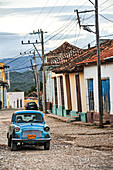 Oldtimer steht in der Strassen von Trinidad, Kuba
