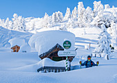Skifahrer macht Pause vor einer Skihütte, Hochzillertal, Tirol, Österreich