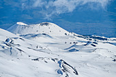 Verschneite Krater am Ätna, Mittelmeer im Hintergrund, UNESCO Welterbe Monte Etna, Ätna, Sizilien, Italien