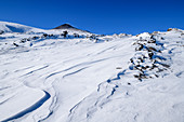 Schneestrukturen mit Vulkan Ätna im Hintergrund, UNESCO Welterbe Monte Etna, Ätna, Sizilien, Italien