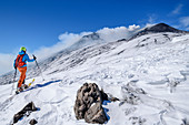 Frau auf Skitour steigt zum Ätna auf, UNESCO Welterbe Monte Etna, Ätna, Sizilien, Italien