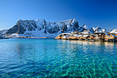 Ort Hamnoy am Meer mit verschneiten Bergen, Hamnoy, Lofoten, Nordland, Norwegen