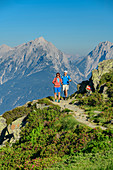Frau und Mann wandern zur Kellerjochhütte, Karwendel im Hintergrund, Kellerjochhütte, Tuxer Alpen, Tirol, Österreich
