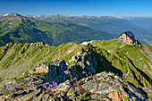 Kellerjochhütte steht auf Geländeabsatz, Tuxer Alpen im Hintergrund, Kellerjochhütte, Tuxer Alpen, Tirol, Österreich