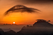 Sonnenaufgang über Monte Cornaget und Col Nudo, Monte Serva, Schiara, Nationalpark Belluneser Dolomiten, Dolomiten, UNESCO Welterbe Dolomiten, Venetien, Italien