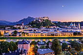 Beleuchtete Altstadt von Salzburg mit Stift Nonnberg, Hohensalzburg und Dom über Salzach mit Hoher Göll im Hintergrund, Salzburg, Österreich