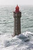 Frankreich, Finistère, Ile d'Ouessant, 8. Februar 2014, Britischer Leuchtturm bei stürmischem Wetter Ruth, Leuchtturm Jument, Landzunge Pern (Luftaufnahme)