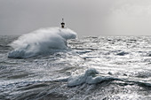 Frankreich, Finistère, Iroise-See, 8. Februar 2014, Britischer Leuchtturm bei stürmischem Wetter während des Sturms Ruth, Leuchtfeuer la Plate, Raz de Sein (Luftaufnahme)