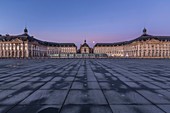 Frankreich, Gironde, Bordeaux, von der UNESCO zum Weltkulturerbe erklärt, mit der Straßenbahn den Geldbeutel mit dem Wasserspiegel hinauf