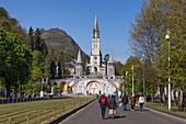 Frankreich, Hautes Pyrenees, Lourdes, Wallfahrtskirche Unserer Lieben Frau von Lourdes, Mariä-Empfängnis-Basilika und Rosenkranz-Basilika