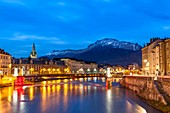 Abenddämmerung am Ufer des Isère, Vercors im Hintergrund, Grenoble, Isère, Frankreich