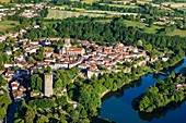 Frankreich, Vendee, Vouvant, ausgezeichnet mit 'Les Plus Beaux Villages de France' (Die schönsten Dörfer Frankreichs) (Luftbild)