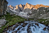 Frankreich, Hautes Pyrenees, Pyrenäen-Nationalpark, GR10 Grande Randonnee-Wanderweg im Gaube-Tal, erste Sonnenstrahlen auf der Nordwand des Vignemale-Massivs