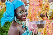 Frankreich, Guadeloupe (Französisch-Westindien), Basse Terre, Karneval (im 17. Jahrhundert von Siedlern eingeführt), kleines Mädchen in der Parade gekleidet