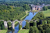 Frankreich, Eure-et-Loir, Maintenon, das unter der Aufsicht von Vauban errichtete unvollendete Acqueduct und das Schloss von Maintenon (Luftbild)