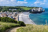 Strand und die Felsen von Aval, Etretat, Alabasterküste, Pays de Caux, Seine-Maritime, Frankreich