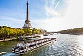 Frankreich, Paris, Weltkulturerbe der UNESCO, der Eiffelturm, ein Boot auf der Seine