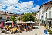 Frankreich, Charente, Aubeterre-sur-Dronne, ausgezeichnet als die schönsten Dörfer von Frankreich, auf El Camino de Santiago, Dorfplatz