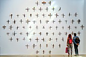 Frankreich, Herault, Montpellier, Square Saint Anne, bewunderndes Paar arbeitet während einer Ausstellung des Malers und des Kunststofftechnikers Robert Combas