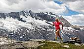 Trailläuferin vor hochalpiner Gletscherlandschaft, Schlegeis, Zillertaler Alpen, Tirol, Österreich