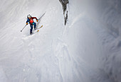 Steilwandfahrerin bei der Abfahrt in der steilen Nordschlucht des Canalone Neri an der Cima Tosa, Brenta Gruppe, Italien