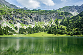 Bergpanorama mit Bergsee im Frühling, Deutschland, Bayern, Allgäu