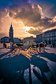 Der Hauptmarkt von Krakau mit alter Kutsche, Polen, Europa