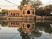 Vrindavan, Uttar Pradesh, Indien, Der Gottheit Vrinda devi gewidmeter Tempel am Vrindakund