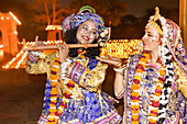 Govardhan, Vrindavan, Uttar Pradesh, Indien, Im Rahmen des Holy Name Retreats Darstellung von Radha und Krishna