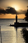 Blick mit Sonnenaufgang auf das Meer mit Hafen mit Leuchtturm, Bastia, Nord- Korsika, Frankreich