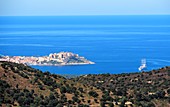 Blick mit großem Segelboot auf Calvi, Korsika, Frankreich