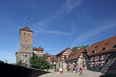 Heath tower and deep fountain of the Imperial Castle, Nuremberg, Middle Franconia, Bavaria, Germany