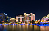 Am Hotel Bellagio bei Nacht in Las Vegas, USA\n
