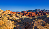 Gelbe und rote Felsen im Valley of Fire, USA\n