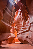 Rote Felsformationen mit Sonnenlicht im Slot Canyon des Upper Antelope Canyon bei Page, Arizona, USA