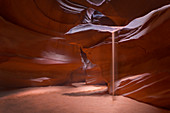 Rote Felsformationen mit Sandstrahl im Slot Canyon des Upper Antelope Canyon bei Page, Arizona, USA