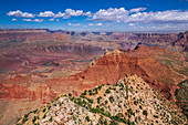 Rote Schluchten des Grand Canyon bei Sonne mit blauem Himmel, Arizona, USA