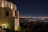 Griffith Observatorium mit Skyline von Los Angeles bei Nacht, USA\n