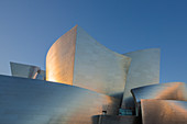 Fassade der Walt Disney Concert Hall in Los Angeles in der Dämmerung\n