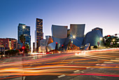 Walt Disney Concert Hall in Los Angeles in der Dämmerung mit Autolichtern\n