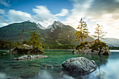 Hintersee mit Blick auf den Hochkalter, Ramsau, Nationalpark Berchtesgaden, Berchtesgadener Land, Oberbayern, Bayern, Deutschland, Europa